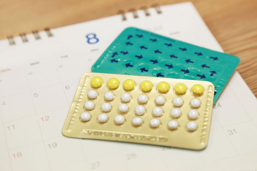 W niektórych przypadkach endometriozy, ginekolodzy decydują się na wprowadzenie leczenia hormonalnego tabletkami antykoncepcyjnymi lub progesteronem