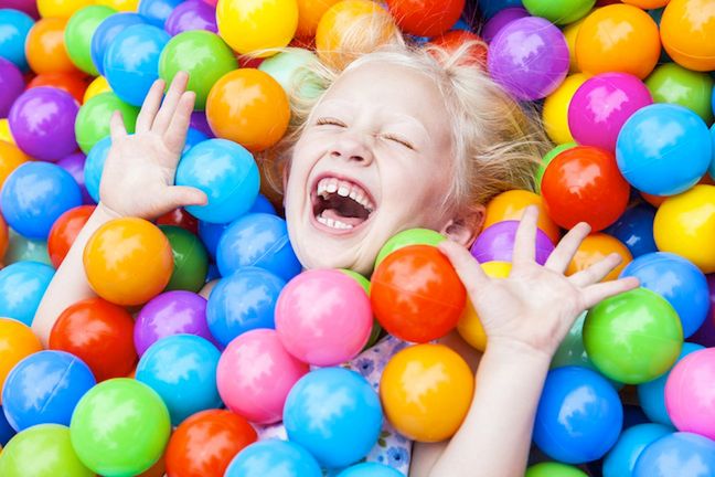 Idealnym rekwizytem do zabaw z dziećmi są piłki 