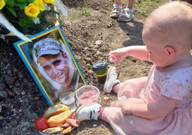 Świętowała swoje pierwsze urodziny na grobie poległego ojca. "Serce mi pęka na widok tego zdjęcia" 