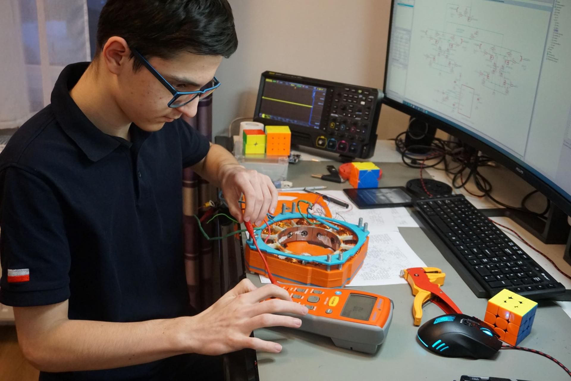 Przy komputerze pracuje maksymalnie 2 godziny dziennie