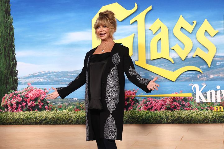 Goldie Hawn ma 77 lat. Zachwyca urodą, a do tego ma kondycję jak 20-latka. W wolnych chwilach wspina się i skacze na trampolinie