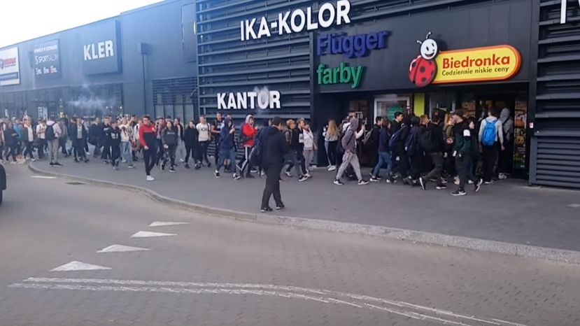 Uczniowie szturmują Biedronkę w Gdańsku