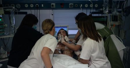 Delirium a COVID-19. Może zwiastować chorobę, pojawiać się w jej przebiegu, a nawet towarzyszyć ozdrowieńcom