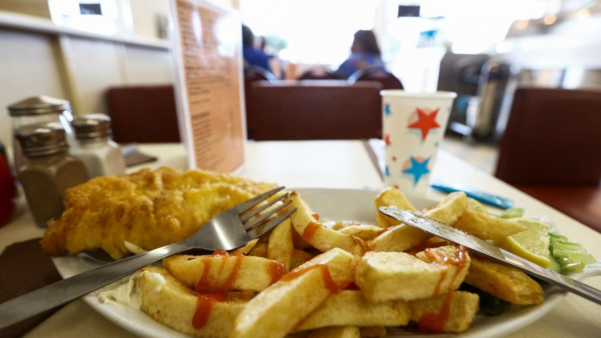 Smażalnie ryb są chętnie odwiedzane przez Polaków w sezonie letnim