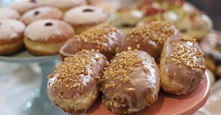 Tłusty czwartek: kto może jeść pączki? Jakie wybrać? Dietetyk odpowiada