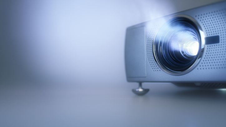 Projektor multimedialny przeniesie doświadczenie seansu kinowego do naszego salonu