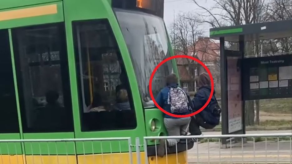 Skrajnie niebezpieczny trend wśród nastolatków. Tramwajem jadą uczepieni tylnej szyby