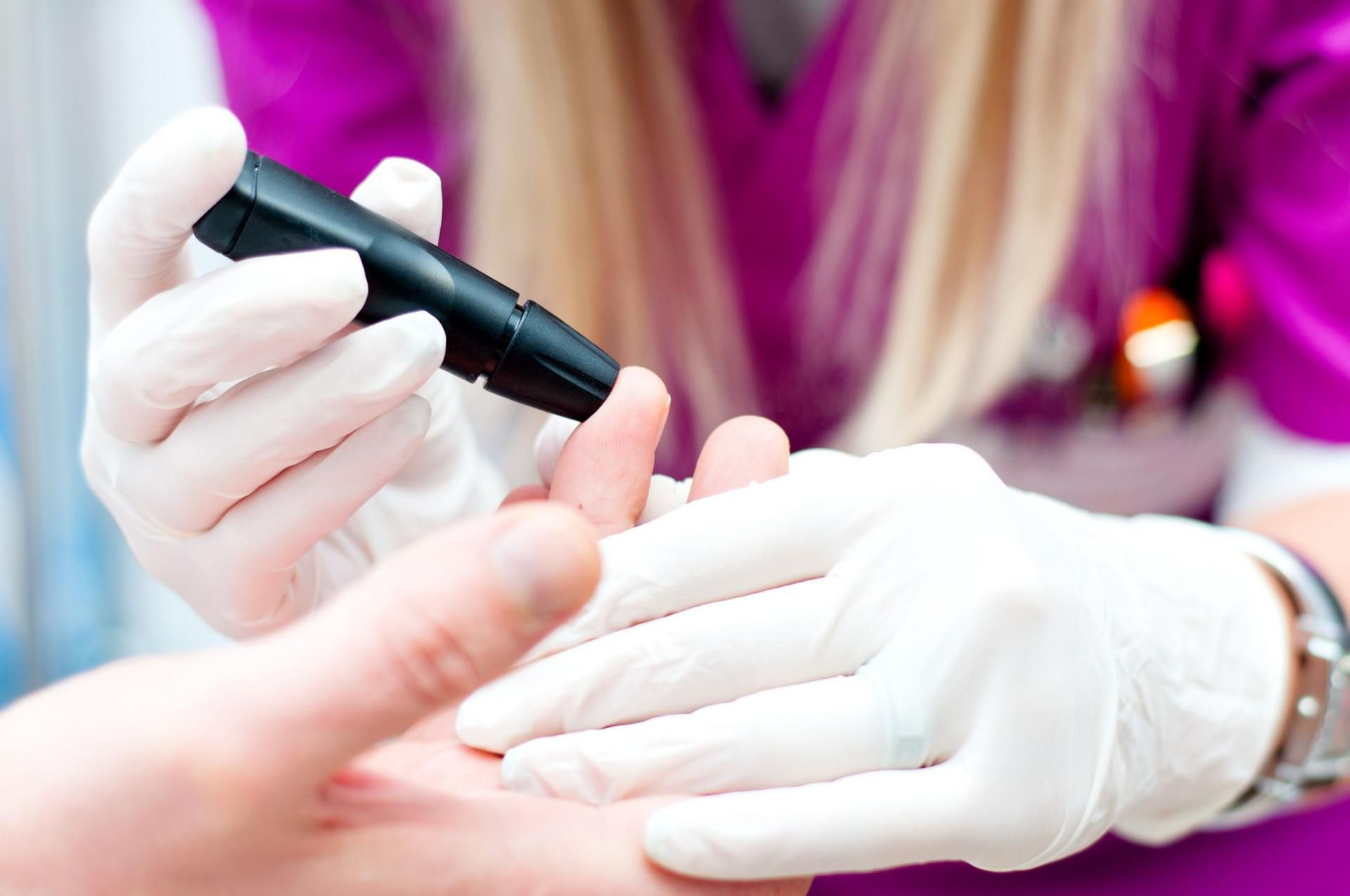 W trakcie diagnostyki cukrzycy brunatnej konieczne jest określenie poziomu cukru we krwi