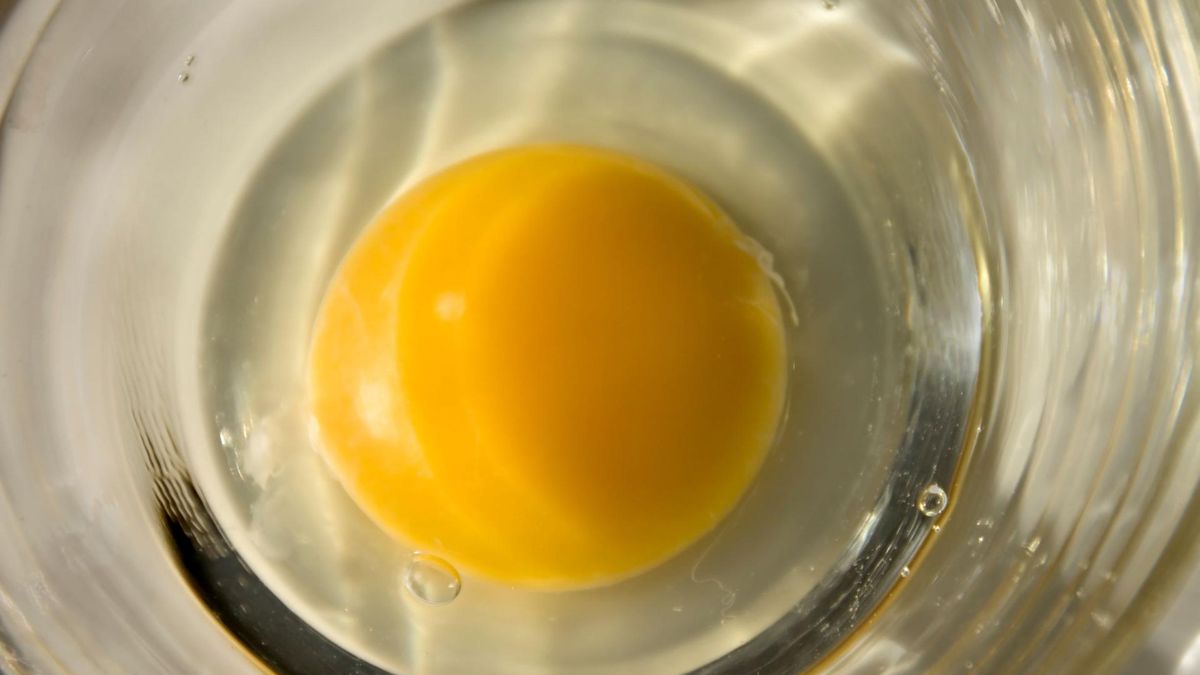 Wraca moda na surowe jajka. Czy to bezpieczne?