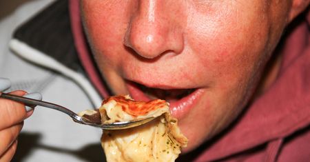 Jeśli ból brzucha nasila się 15 minut po posiłku, może oznaczać to, że trzustka choruje