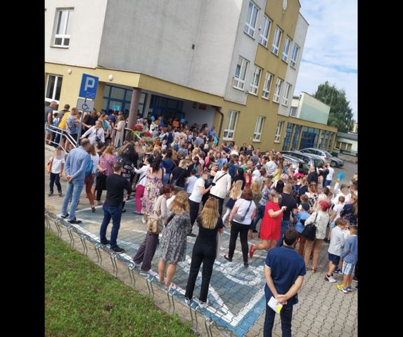 Rodzice nie zostali wpuszczeni na rozpoczęcie roku szkolnego. "Żenada, a nie szkoła"