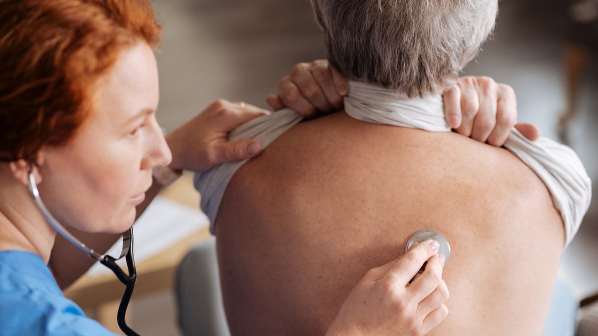 Zapalenie oskrzelików to choroba zapalna oskrzelików, które znajdują się między oskrzelami a pęcherzykami płucnymi