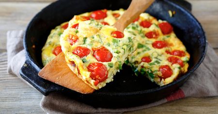 Pomysł na obiad - składniki, sałatka z jajkiem,  frittata z pomidorami,  szakszuka z rukolą