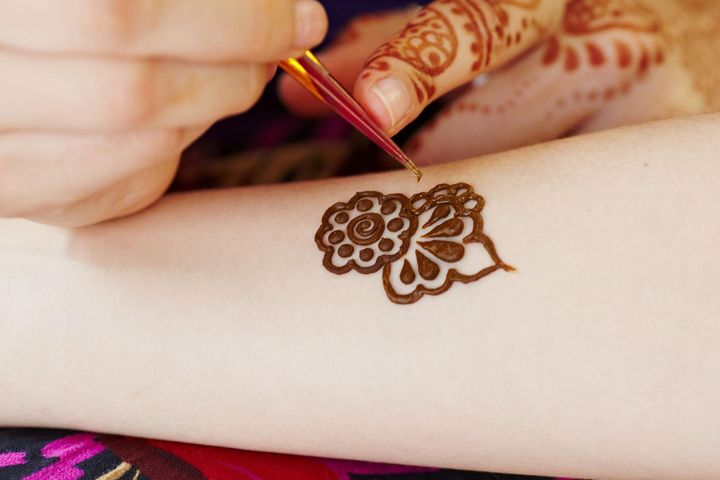 Niebezpieczne zmywalne tatuaże z czarnej henny