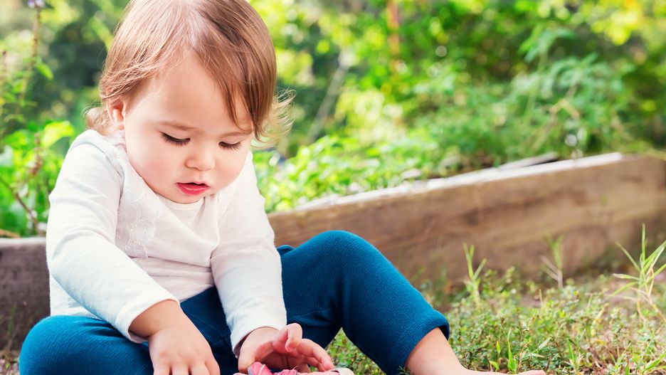 Maluch uczy się samodzielności. Jak żłobek wspiera zachowania „ja sam”?