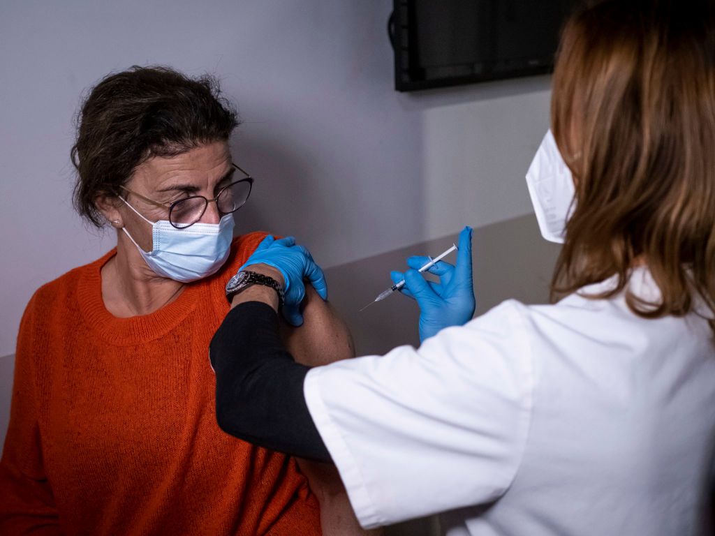 Kobiety częściej doświadczają dolegliwości po przyjęciu szczepionek przeciwko COVID-19. To wynika z hormonów