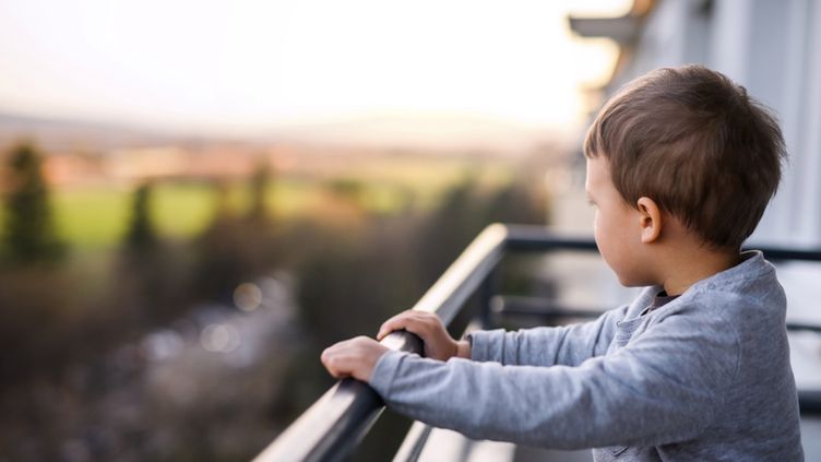 Tarnobrzeg. 4-latek bawił się sam na balkonie. Rodzicom grozi 5 lat więzienia