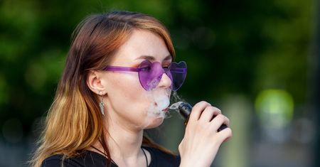 Nastolatki używają waporyzatorów jako środka na odchudzanie. "Istnieje ryzyko zastępowania jedzenia paleniem"