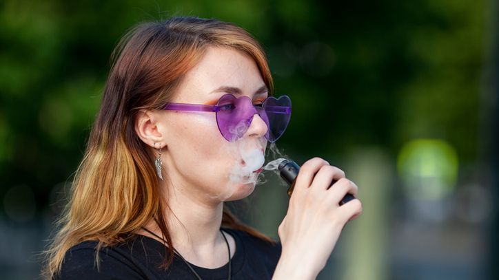 Nastolatki używają waporyzatorów jako środka na odchudzanie. "Istnieje ryzyko zastępowania jedzenia paleniem"