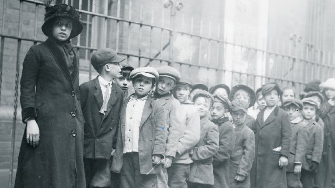 Grupa sierot na przedwojennej fotografii