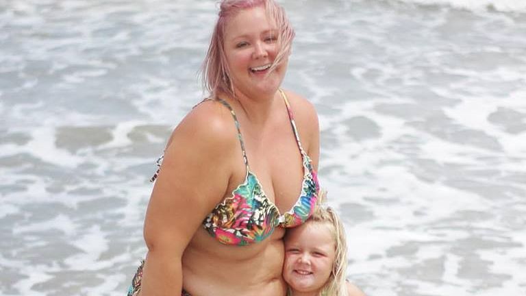Matka z córką na plaży