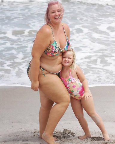 Matka z córką na plaży