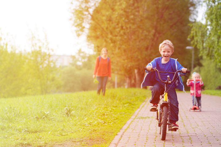 Jazda na rowerze czy na hulajnodze wpływa na prawidłowy rozwój dziecka, a ponadto daje wiele radości