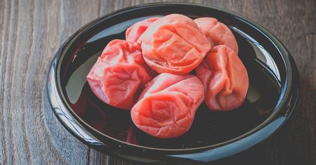 Poznaj niesamowite właściwości śliwek umeboshi