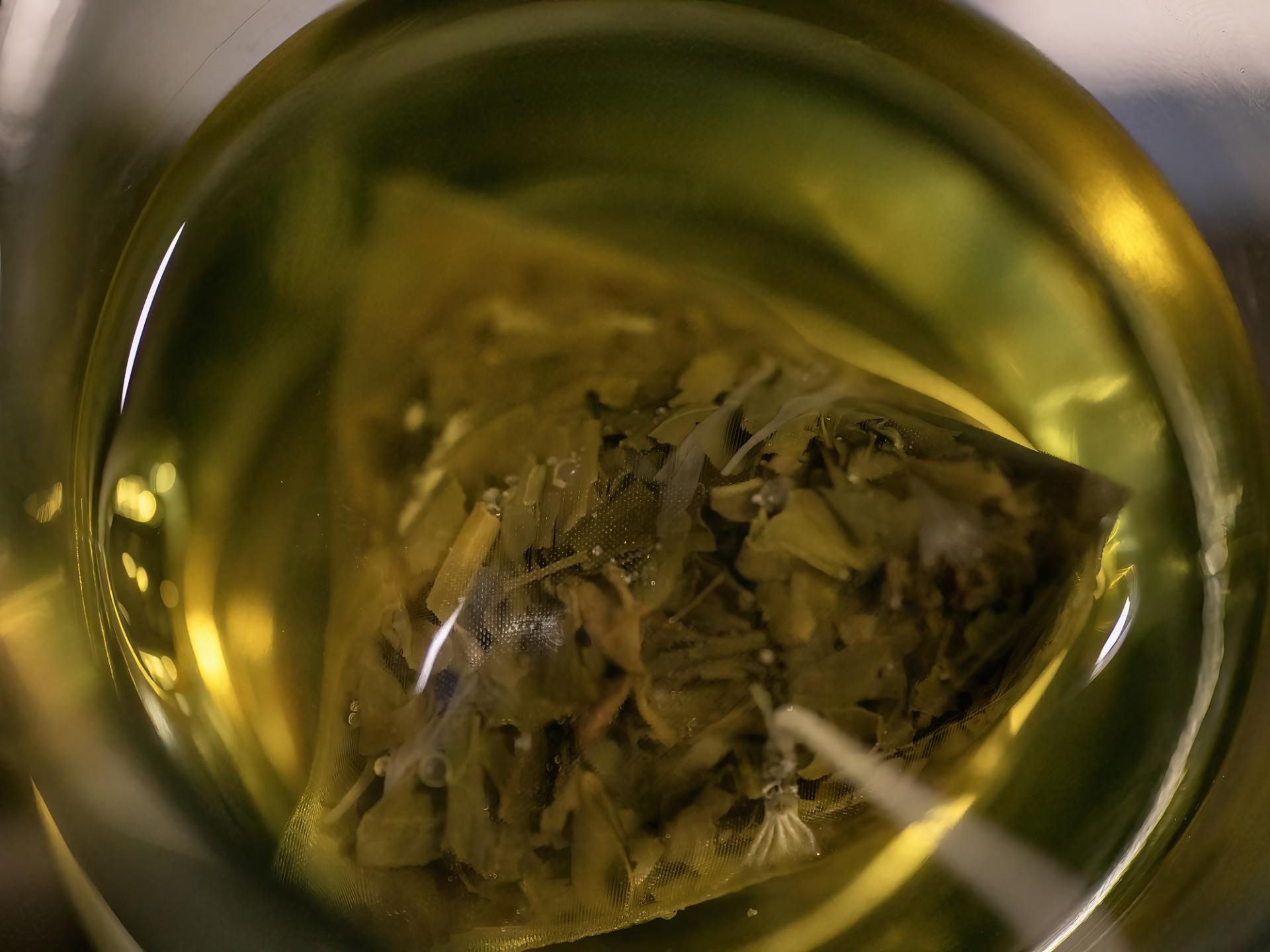 Herbata z dziurawca działa leczniczo na jelita