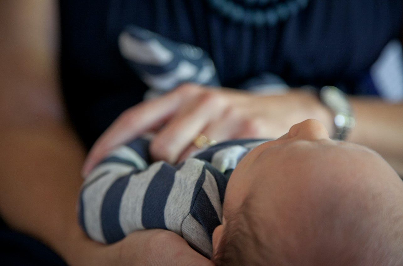 Dziecko, które zmaga się z objawami przeziębienia lub grypy, powinno przez kilka dni zostać w łóżku.