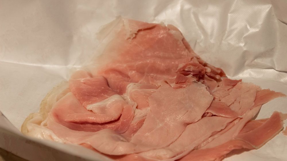 Prosty sposób, by przedłużyć świeżość wędlin. Unikniesz zatrucia i marnowania jedzenia