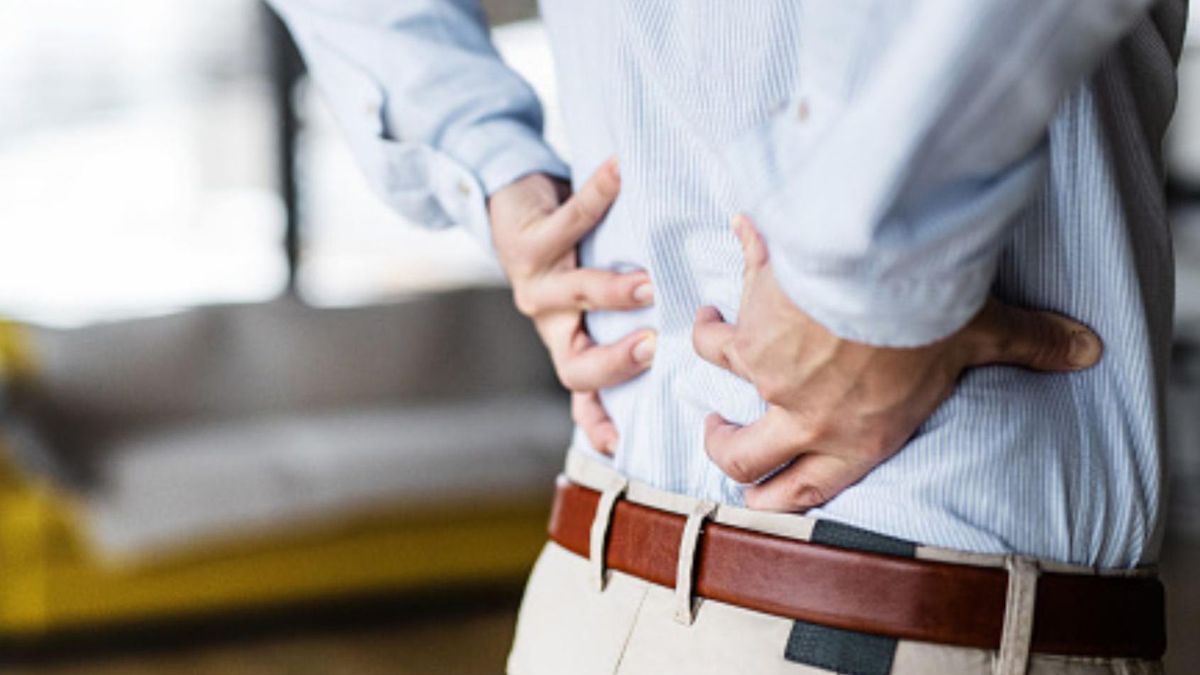 Jednym z objawów raka nerki może być ból pleców zlokalizowany po jednej stronie