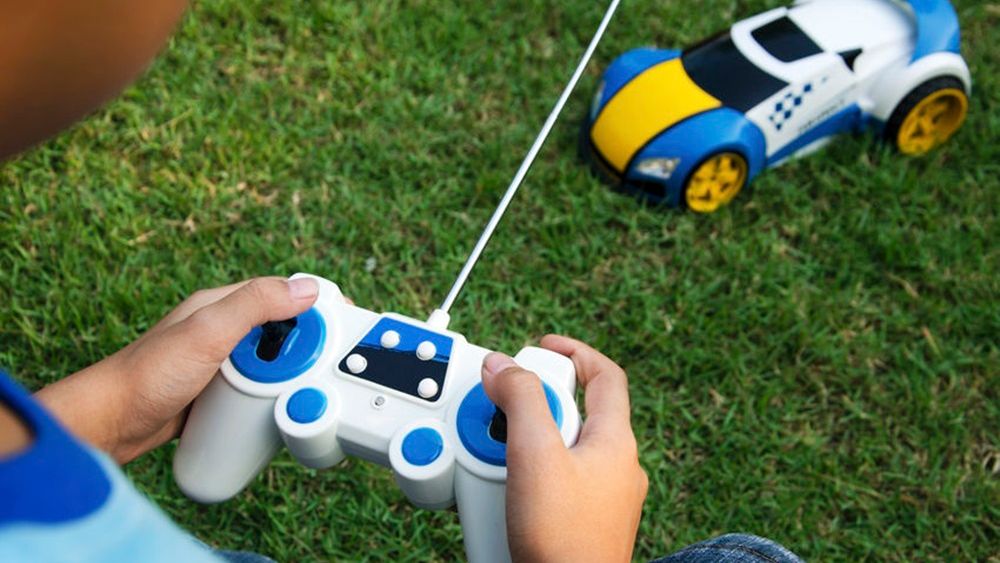 Zdalnie sterowany samochód to świetny pomysł na prezent dla małego fana motoryzacji