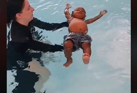 Instruktorka uczyła niemowlę pływać. Rodziców przeraziło to, co zobaczyli w trakcie zajęć na basenie