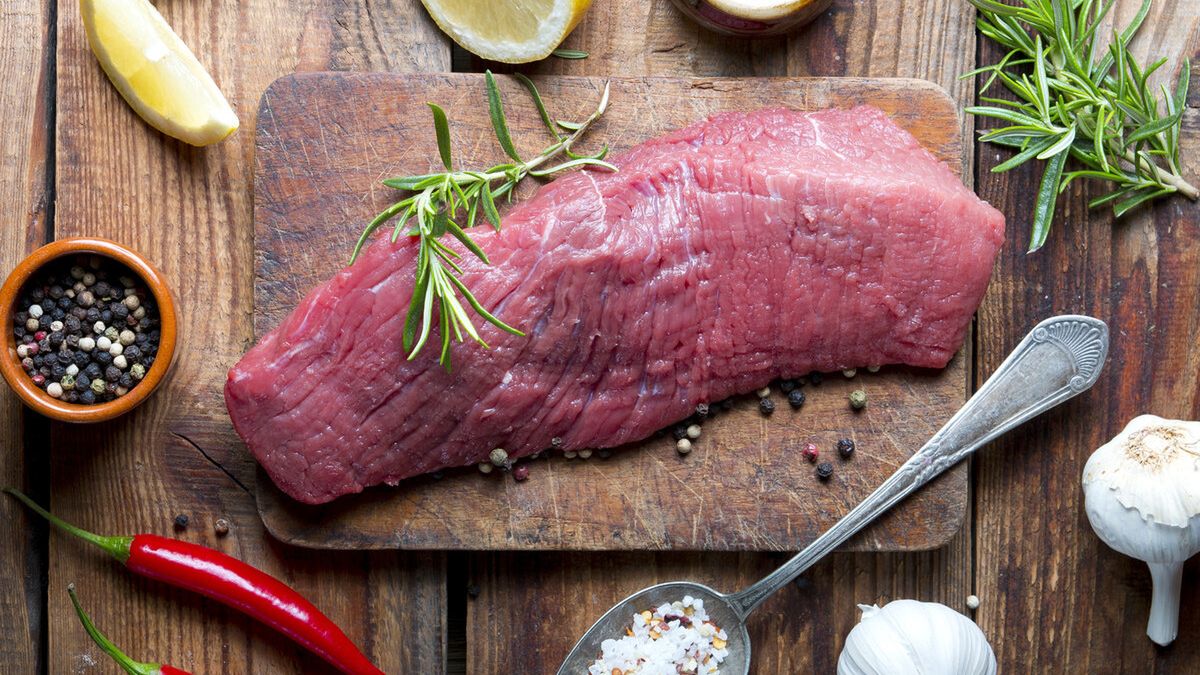 Czerwone mięso przyczynia się do rozwoju chorób sercowo-naczyniowych.