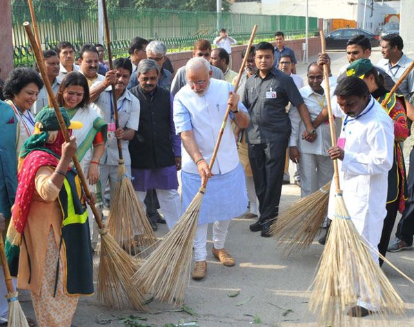 Premier z miotłą - ruszyła kampania sprzątania kraju