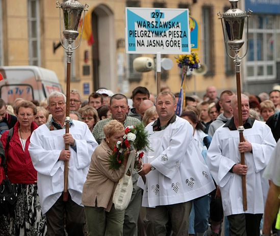 Tysiące pielgrzymów z całego kraju zmierzają ku Jasnej Górze