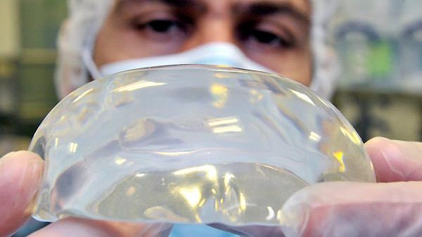 Pracownik niemieckiej firmy produkującej implanty ocenia jakość produktu