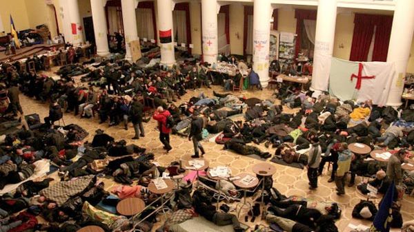 Uczestnicy protestu odpoczywają