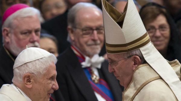 Papież Franciszek wita Benedykta XVI