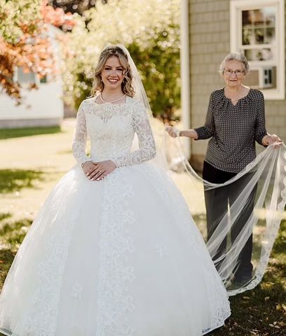 Na ślub założyła suknię ślubną swojej babci