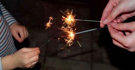 Matka i jej 13-letnia córka doznały poważnych oparzeń. "Doszło do wybuchu zimnych ogni"