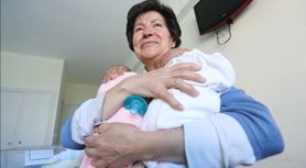 Urodziła bliźniaki, mając 64 lata. Sąd uznał, że nie może sprawować właściwie opieki i odebrał jej prawa rodzicielskie 