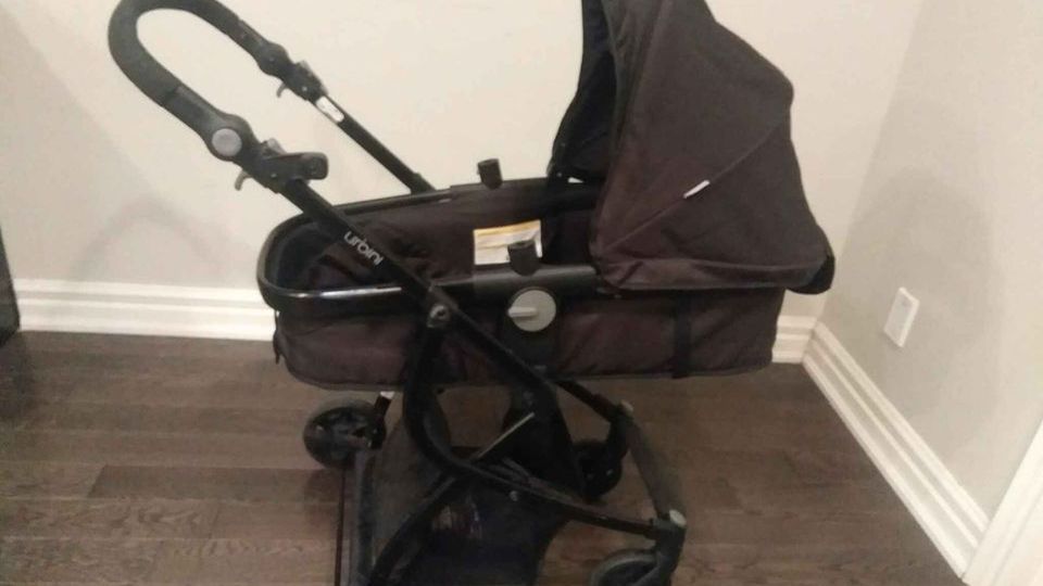 Młoda mama chciała sprzedać wózek dziecięcy. Padła ofiarą oszustów