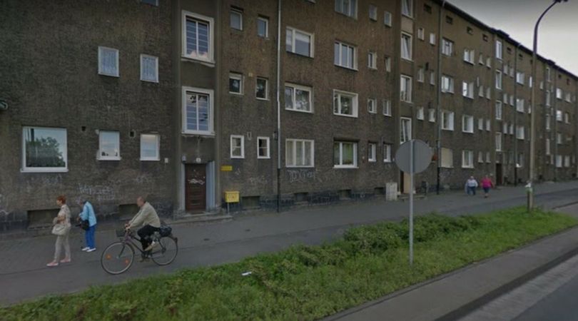 Na jednym z balkonów mieszkania w bloku przy ul. Krzywoustego, policjanci znaleźli martwe dziecko