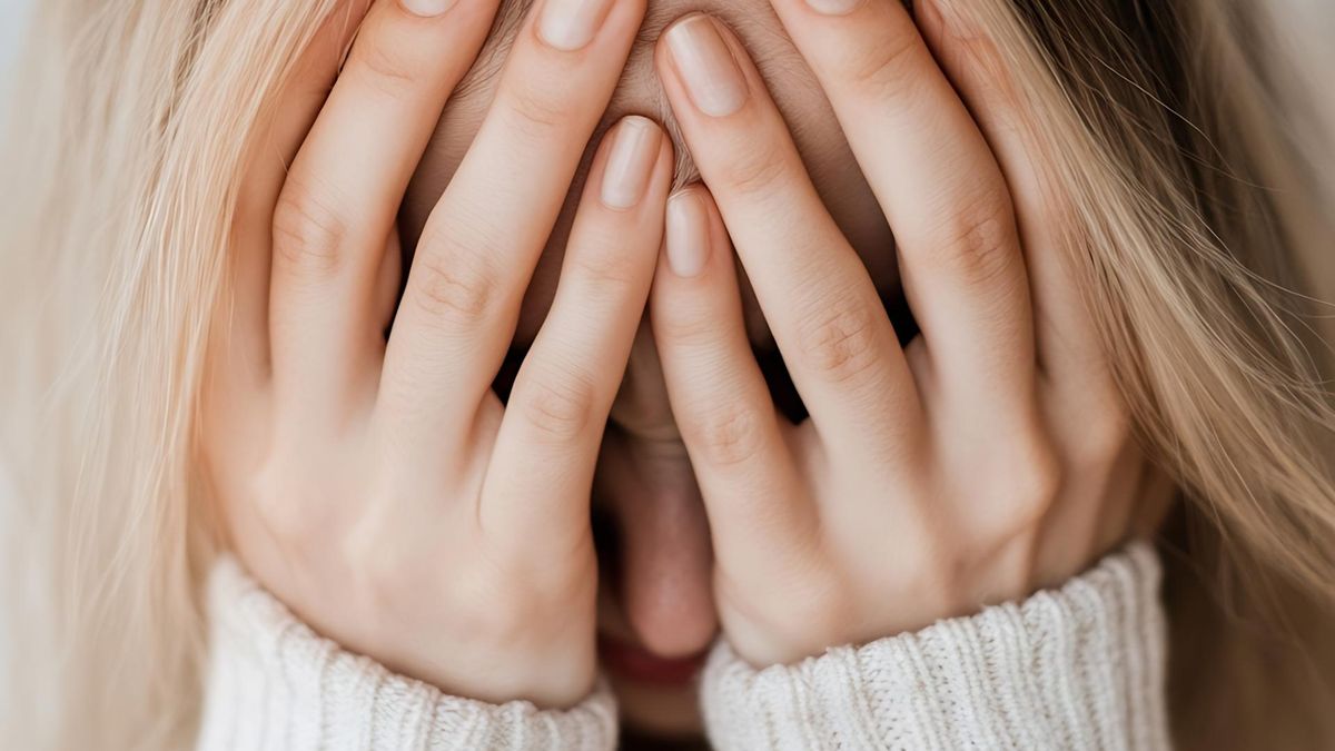 Co sygnalizuje "twarz księżycowa"?