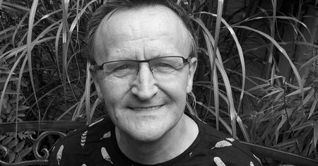 Wzruszające pożegnanie zmarłego nauczyciela. Uczniowie wspominają jeden szczegół z jego lekcji
