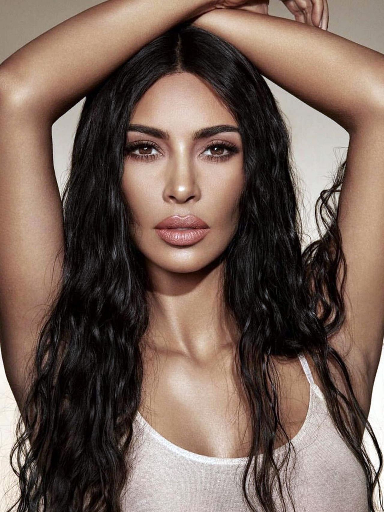 Kim Kardashian West zawdzięcza wąską talię diecie wegańskiej czy wycięciu żebra?