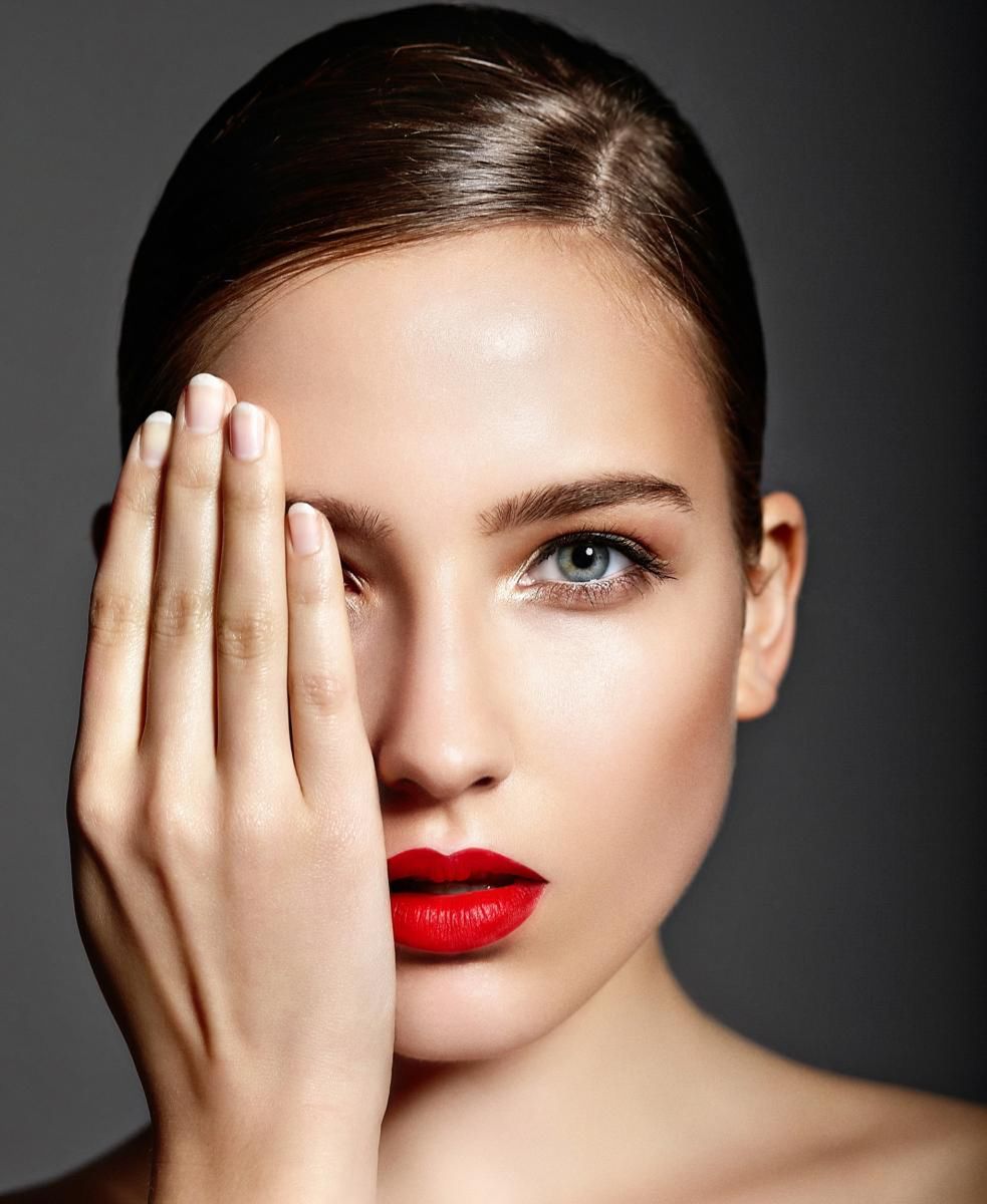 Skóra wokół oczu często zaczyna starzeć się jako pierwsza