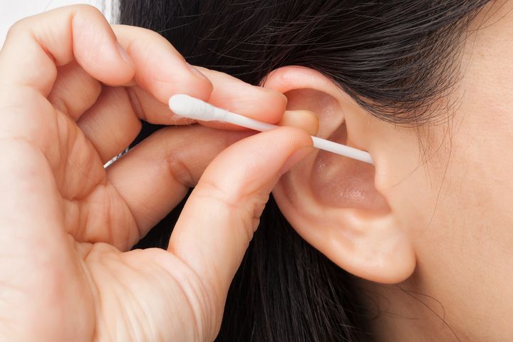 Czyszczenie uszu patyczkiem to często popełniany błąd